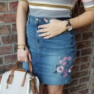 NWT Embroidered Denim Skirt! 💐🌼🌻🏵